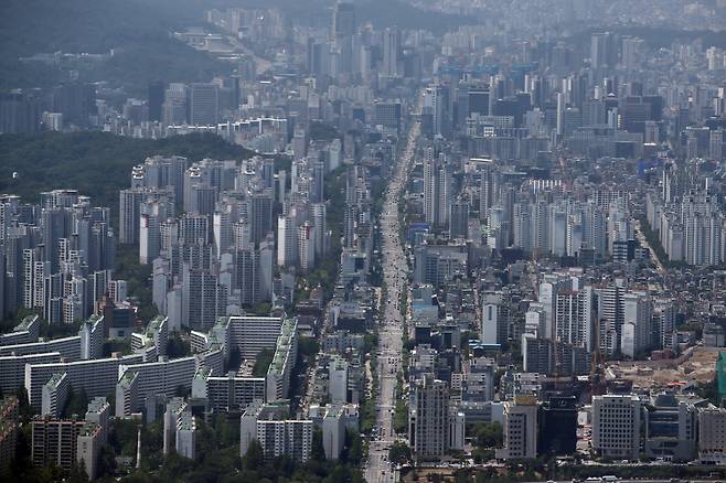 서울의 아파트 전셋값이 1년 새 3000만원 가까이 상승한 것으로 조사됐다. 전셋값 상승과 함께 거주 선호 지역의 매물 부족 현상도 심화하면서 전세 세입자 불안이 가중되고 있다. 사진은 서울 강남구 대치동 일대 아파트 단지 모습. [연합]