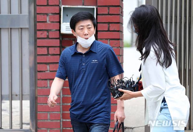 [서울=뉴시스]전신 기자 = 박상학 자유북한운동연합 대표가 30일 서울 양천구 서울지방경찰청 신정로 별관에서 피의자 신분으로 조사를 마친 후 차량으로 향하고 있다 2020.06.30.  photo1006@newsis.com