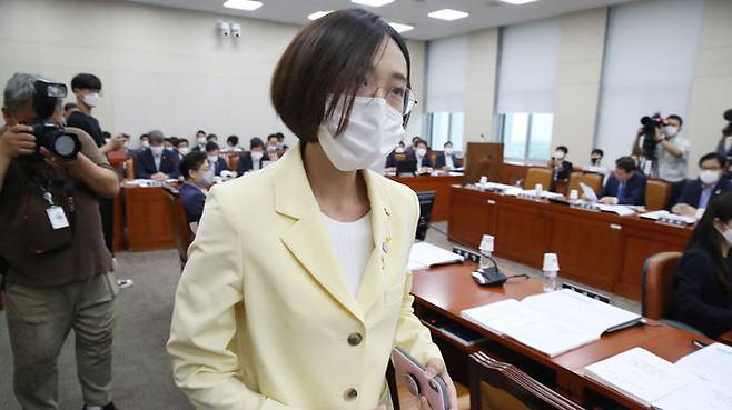 기재위 퇴장하는 정의당 장혜영 의원