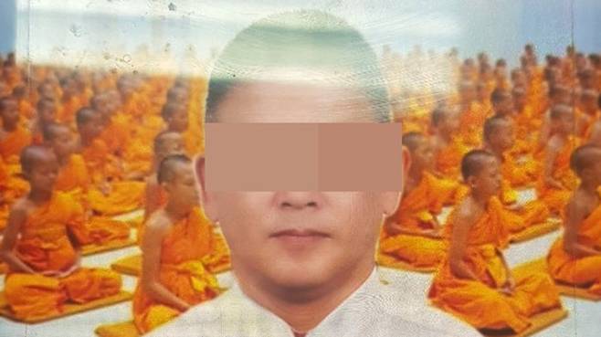 동자승들을 배경으로 합성한 것으로 보이는 윤 모 씨 사진