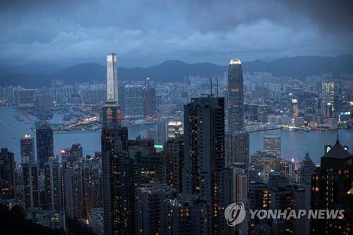 빅토리아피크에서 내려다본 어둠이 깔린 홍콩 [EPA=연합뉴스 자료사진]