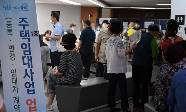 정부가 ‘주택시장 안정을 위한 관리방안’(6·17 대책)을 발표한 지난 17일 서울 송파구청이 주택임대사업자 관련 문의를 하려는 시민들로 붐비고 있다. 윤성호 기자