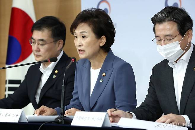 지난달 17일 부동산 대책을 발표하는 김현미 국토교통부 장관/사진= 이기범 기자