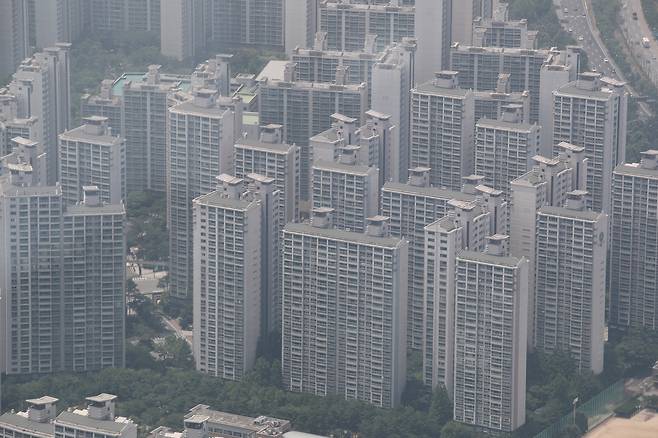 서울 송파구 롯데월드타워 서울 스카이 전망대에서 바라본 아파트 모습. [연합]뉴스