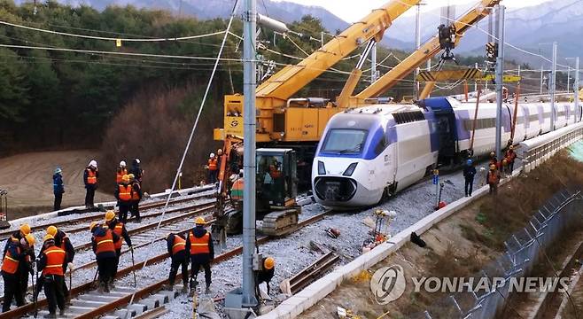 강릉선 KTX 복구 작업 안간힘 [연합뉴스 자료사진]