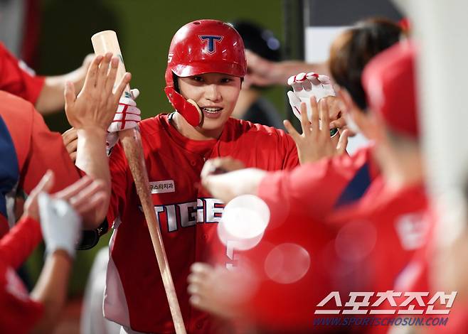 KIA 타이거즈와 KT 위즈의 2020 KBO 리그 경기가 11일 수원 KT위즈파크에서 열렸다. 6회초 1사 1,2루 KIA 오선우가 중월 3점홈런을 날렸다. 동료들과 기쁨을 나누는 오선우의 모습. 수원=허상욱 기자 wook@sportschosun.com/2020.06.11/