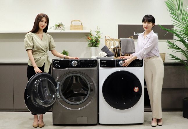 위니아딤채 모델들이 에너지효율 1등급 제품인 23kg 대용량 위니아 드럼세탁기 제품을 소개하고 있다.ⓒ위니아딤채