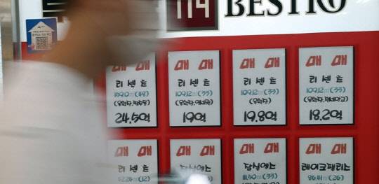 서울 송파구 한 아파트 상가의 공인중개사무소 주변이 한산한 모습을 보이고 있다. 지난달 서울 주택가격은 2개월 연속 하락을 멈추고 상승한 것으로 나타났다. 저금리 장기화로 유동성이 풍부한 가운데 개발호재가 있는 지역을 중심으로 집값이 올랐다.



<연합뉴스>