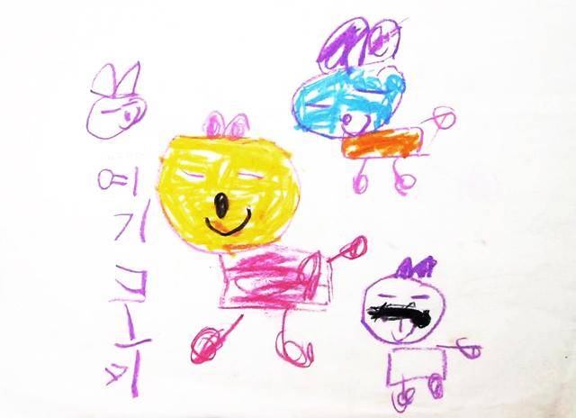 학대피해아동 A군이 그린 친구들과 자신의 모습. 친구들의 얼굴은 노란색, 파란색 등 밝은 원색 계열로 알록달록 표현한 반면, 오른쪽 하단에 그린 본인의 얼굴은 '까만 색'으로 색칠했다. 크기도 친구들에 비해 현저히 작다. 바움심리상담센터제공