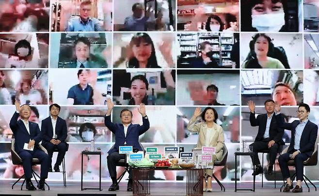 문 대통령 “지금은 소비가 애국” 문재인 대통령 내외가 2일 서울 송파구 KSPO돔(구 체조경기장)에서 열린 ‘대한민국 동행세일, 가치삽시다’ 행사에 참석해 생산·판매자들과 화면으로 만나 손을 흔들며 인사하고 있다. 문 대통령은 “과거에는 소비를 아끼고 저축을 하는 것이 애국이었지만 지금은 소비가 애국”이라며 “많이 소비해주면 경제를 살리는 데 큰 도움이 될 것”이라고 말했다. 청와대사진기자단