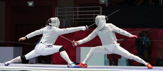 Oh Sang-uk, left, competes against his teammate Gu Bon-gil during the final match of the 2018 Asian Games. [ILGAN SPORTS]