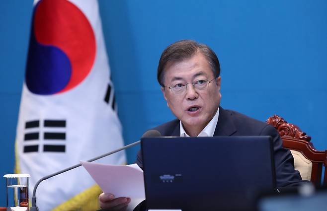 문재인 대통령이 2일 오후 4시 김현미 국토교통부 장관으로부터 부동산 대책과 관련한 긴급 보고를 받는 가운데 이날 보고에서 부동산 관련 어떤 보완 방안이 나올지 시장의 관심이 집중되고 있다. 사진은 문재인 대통령 모습. [연합]
