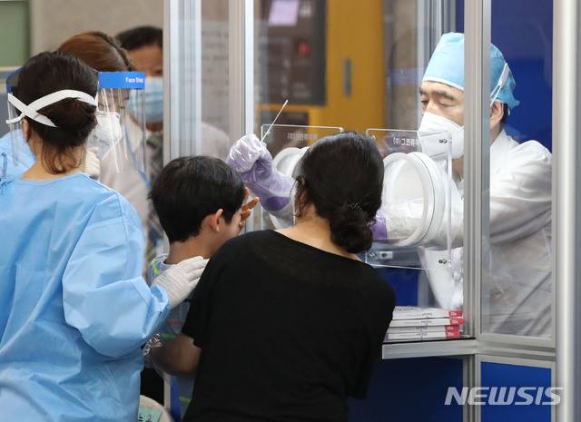 [서울=뉴시스] 박미소 기자 = 서울 관악구 왕성교회발 신종 코로나바이러스 감염증(코로나19) 집단감염 여파가 거세지는 가운데 29일 오전 서울 관악구 보건소에 마련된 선별진료소에서 한 어린이가 검체 채취를 받기 주저하고 있다.2020.06.29. misocamera@newsis.com