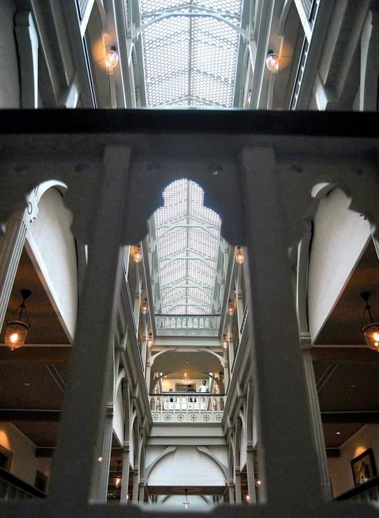 테러로 파괴됐다가 복구된 타지마할 호텔의 내부. [EPA=연합뉴스]