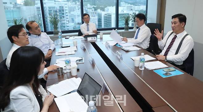 [이데일리 노진환 기자] 이데일리-법무법인 대륙아주 입법전략센터 라운드 테이블이 30일 오후 서울 중구 KG타워에서 열렸다. 최승재(오른쪽부터) 미래통합당 의원, 허영 더불어민주당 의원, 이승철 법무법인 대륙아주 고문, 최영준 연세대학교 교수, 정철 국민대학교 법대 교수, 정호정 법무법인 대륙아주 변호사가 기본소득의 논의배경 및 향후 과제를 주제로 토론하고 있다.