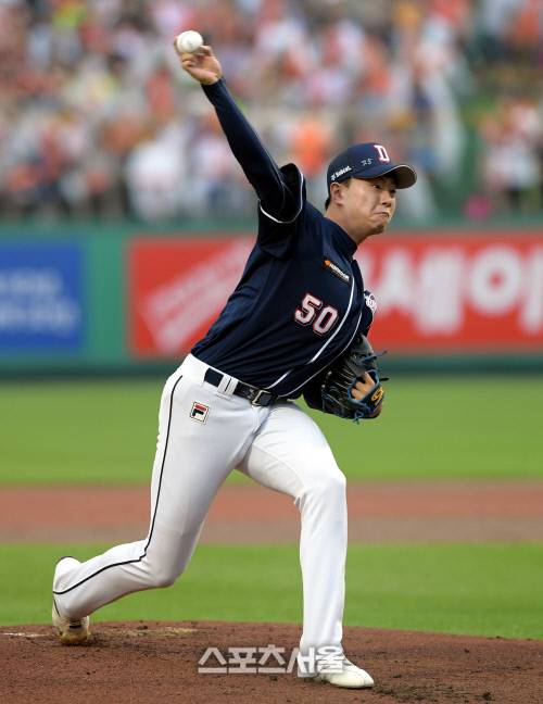 신인 시절 이영하의 모습이다. 고졸 신인 특유의 턱을 당기고, 가슴은 내민 투구폼이 인상적이다. 김도훈기자 dica@sportsseoul.com