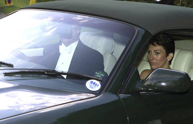 길레인 맥스웰이 2000년 9월2일 앤드루 왕자의 여자 친구의 결혼식에 참석한 뒤 앤드루 왕자가 운전하는 차를 타고 떠나고 있다. AP 연합뉴스