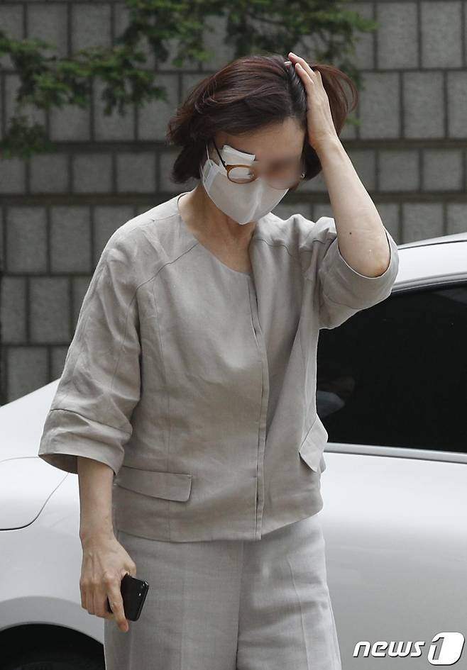 사모펀드와 자녀 입시비리 의혹을 받는 정경심 동양대 교수가 2일 오후 서울 서초구 중앙지방법원에서 자본시장과금융투자업에관한법률위반 등 공판에 출석하고 있다. 2020.7.2/뉴스1