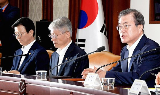 문재인 대통령(오른쪽)은 지난 2일 김현미 국토부 장관의 부동산 현황 보고를 받고 "청년, 신혼부부 등 생애최초 구입자에 대해선 세금부담을 완화하고 특별공급 물량도 확대하라"고 당부했다. 문 대통령은 "정부가 상당한 물량을 공급했지만 부족하다는 인식이 있으니 발굴해서라도 추가 공급물량을 늘려야 한다"고 강조했다. /사진=머니투데이