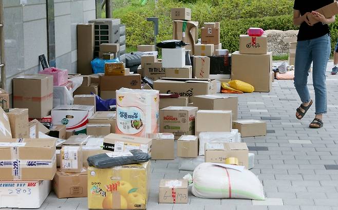 길거리에 진열된 택배 물품 (인천=연합뉴스) 김상연 기자 = 3일 오후 인천시 연수구 송도국제도시 한 아파트 정문 인근에 택배 물품들이 진열돼 있다. 2020.7.3 goodluck@yna.co.kr