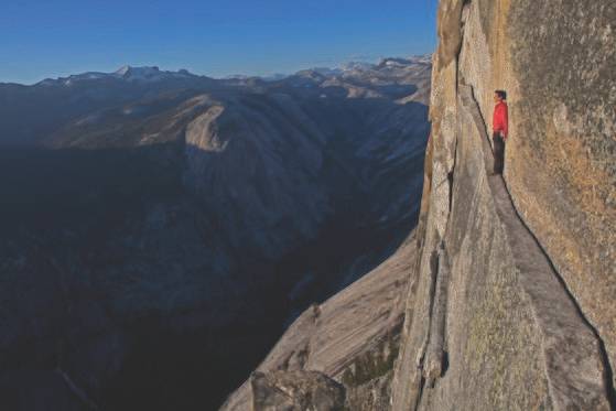 알렉스 호놀드가 2012년 요세미티 하프돔의 레귤러 노스웨스트 페이스를 프리솔로로 오르면서 '생크 갓 렛지(Thank God Ledge)에서 잠시 숨을 고르고 있다. 대부분의 등반가들은 이곳에서 기어 다닌다. [사진 하루재클럽]