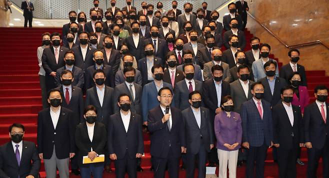 미래통합당 주호영 원내대표와 의원들이 6월 29일 서울 여의도 국회 본청 로텐더홀 계단에서 미래통합당 의원에 대한 강제 상임위 배정과 상임위원장 일방 선출에 대한 규탄 성명을 발표하고 있다. /연합뉴스