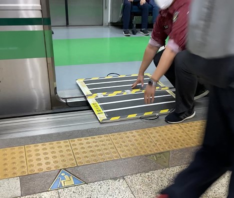 휠체어를 위한 지하철 안전 발판을 놓고 있는 사회복무요원./사진=남형도 기자