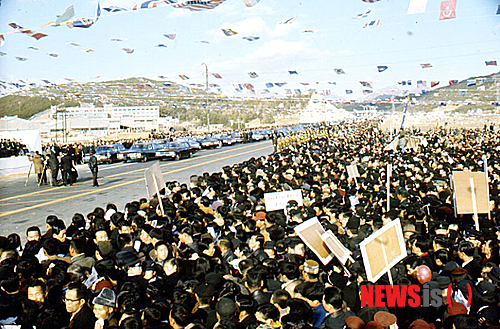 【서울=뉴시스】 1969년 부산~대구간 경부고속도로 개통식에 참석한 시민들 모습 (사진=국가기록원 제공)