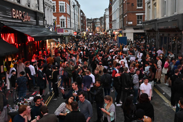 4일(현지 시각) 영국 런던 소호 거리에 인파가 붐비고 있다. /AFP 연합뉴스