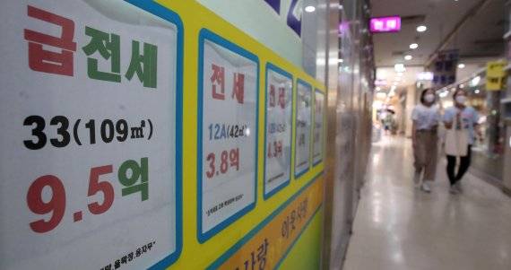 경제정의실천시민연합은 지난 3일 문재인 대통령의 부동산시장 안정을 위한 4가지 방안 지시와 관련, "투기를 조장하는 공급 확대와 실효성 없는 종합부동산세법 개정으로는 집값을 잡을 수 없다"며 문 대통령이 지시한 정책이 부동산 거품만 더 키울 것이라고 주장했다. 5일 서울 송파구의 한 부동산중개업소. 사진=서동일 기자