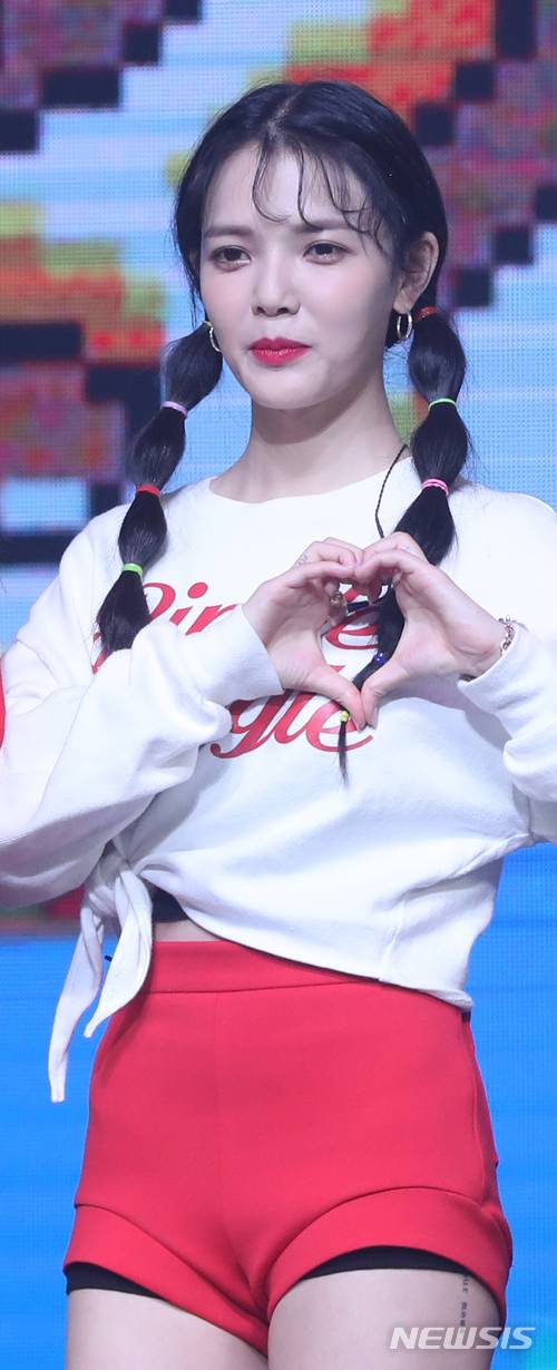 [서울=뉴시스] 그룹 'AOA' 지민이 28일 서울 광진구 예스24라이브홀에서 열린 다섯 번째 미니앨범 ‘빙글뱅글(BINGLE BANGLE)’발매 쇼케이스에서 포즈를 취하고 있다. 2018.05.28.  chocrystal@newsis.com