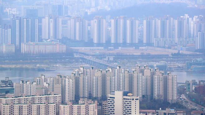 서울 남산에서 바라본 용산구와 서초구 일대