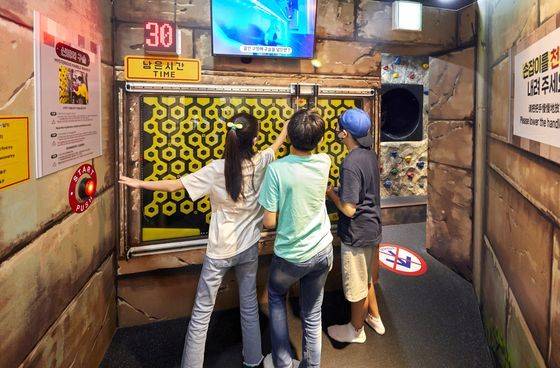 자석에 구슬을 붙여 탈출구까지 몰고 가는 '신비의 구슬' 방에서는 세 사람이 힘을 합쳐 미션에 성공했다.