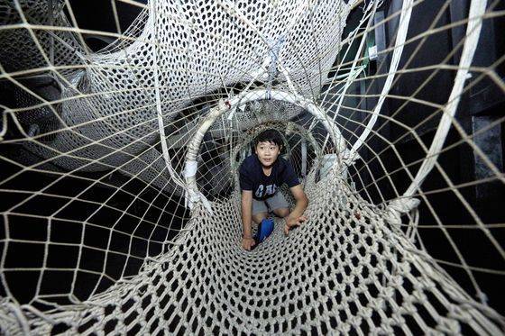준율 학생모델이 '다이나믹 메이즈'에서 가장 인기 코스인 해먹 미로를 통과하고 있다.