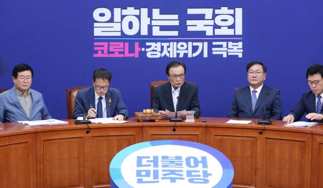 더불어민주당 이해찬 대표가 6일 오전 서울 여의도 국회에서 열린 최고위원회의에서 발언하고 있다./연합뉴스