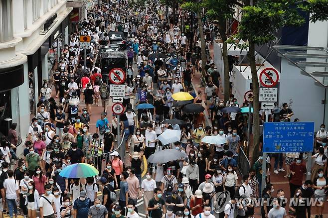 주권 반환 23주년 기념 행진하는 홍콩 시위대 (홍콩 로이터=연합뉴스) 홍콩보안법에 반대하는 시위대가 1일 홍콩 주권 반환 23주년에 즈음해 시가행진에 나서고 있다. jsmoon@yna.co.kr