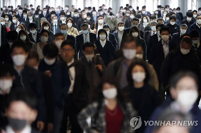 마스크 쓰고 출근하는 일본 도쿄 직장인들[AP=연합뉴스 자료사진]