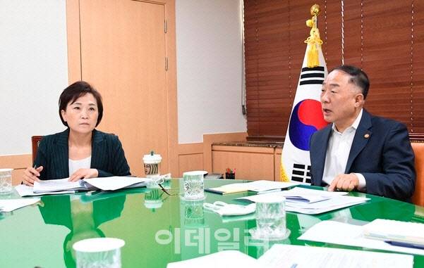 홍남기 부총리 겸 기획재정부 장관(오른쪽)과 김현미 국토교통부 장관(왼쪽)이 7일 서울 종로구 정부서울청사에서 관계장관회의(녹실회의)를 열고, 부동산 세제 과세 방안 등을 논의했다. [사진=연합뉴스]