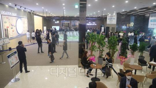 사진은 지난 5월 분양된 양주 옥정신도시 제일풍경채 레이크시티 2블록 견본주택의 모습. 이 단지가 분양된 이후 양주시는 조정대상지역으로 묶이면서 1순위 청약자 수와 청약 당첨가점 등이 하락한 것으로 나타났다. <이상현 기자>