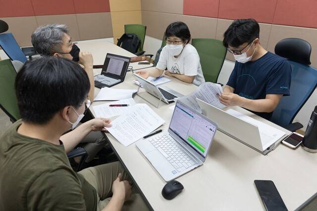 6월22일 반올림 활동가들이 서울 마포구 공덕동 한겨레신문사에서 삼성 직업병 대응에 관한 삼성 미래전략실 문건을 살펴보고 있다. 박승화 기자