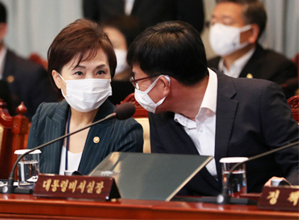 7일 오전 청와대에서 열린 국무회의에 앞서 김현미 국토교통부 장관(왼쪽)과 김상조 청와대 정책실장이 대화를 나누고 있다. [이충우 기자]