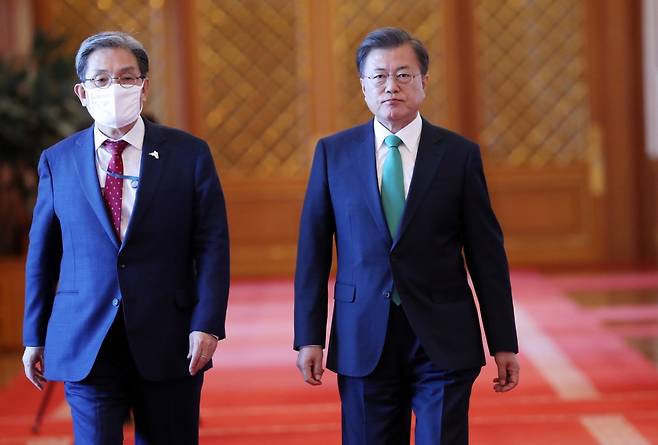 정부 고위공직자의 상당수가 여전히 다주택자로 나타났다. 사진은 문재인(오른쪽) 대통령과 노영민 청와대 비서실장. /사진=뉴시스 박영태 기자