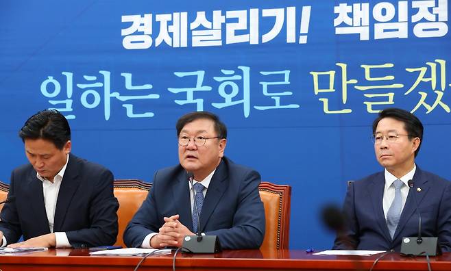 김태년(가운데) 더불어민주당 원내대표가 7일 서울 여의도 국회에서 열린 더불어민주당 원내대책회의에 참석해 현안관련 발언을 하는 모습. /사진=뉴시스 장세영 기자