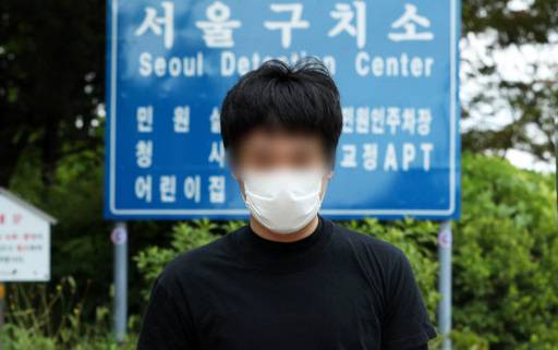 세계 최대 아동 성 착취물 사이트 ‘웰컴투비디오’ 운영자인 손정우가 지난 6일 오후 미국 송환 불허 결정으로 석방돼 경기도 의왕시 서울구치소를 나서고 있다. 의왕=뉴시스