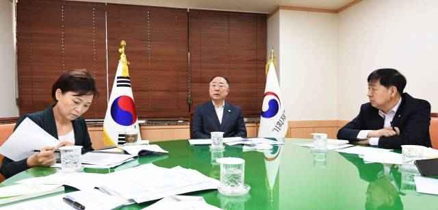 홍남기 경제부총리 겸 기획재정부 장관이 7일 서울시 정부서울청사에서 관계장관회의(녹실회의)를 개최, 부동산 시장 동향을 점검하고 대응 방안을 논의하고 있다./사진제공=기재부