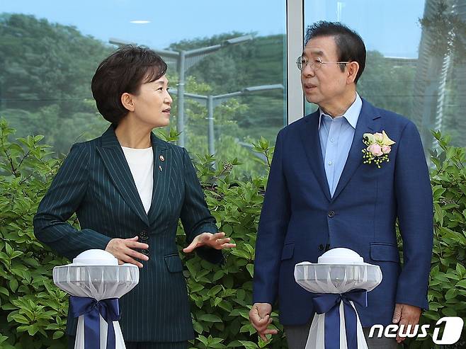 김현미 국토교통부 장관(왼쪽)과 박원순 서울시장이 22일 오전 서울 마포구 상암동 에스플렉스센터에서 열린 서울 미래 모빌리티 센터 개관식에서 대화를 나누고 있다. 2019.6.22/뉴스1 © News1 신웅수 기자