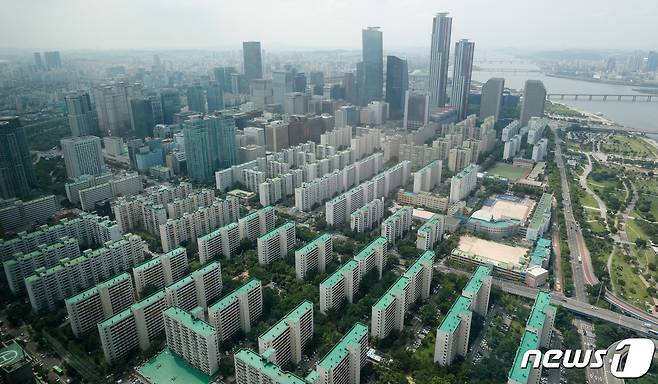 서울 영등포구 63스퀘어 전망대에서 바라본 서울 시내 아파트. 2020.7.7/뉴스1 © News1 안은나 기자