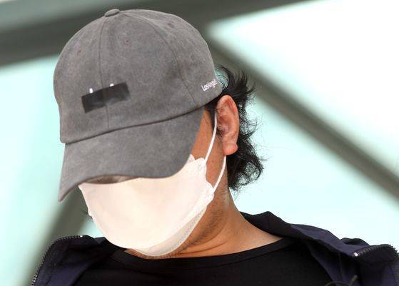 지난달 경상남도 창녕에서 초등학생 딸(9)을 학대한 계부와 친모 역시 수사를 받는 중에도 수당을 신청했다. 이들은 큰딸이 학대에서 벗어나기 위해 목숨을 걸고 탈출한 후 입원 치료를 받고 있던 지난달 10일 둘째와 셋째를 어린이집에 보내지 않는다며 가정양육수당을 추가로 신청했다. 사진은 지난달 영장실질심사(구속 전 피의자 심문)를 받기 위해 경남 밀양경찰서에서 나오는 창녕 아동학대 계부의 모습 [연합뉴스]