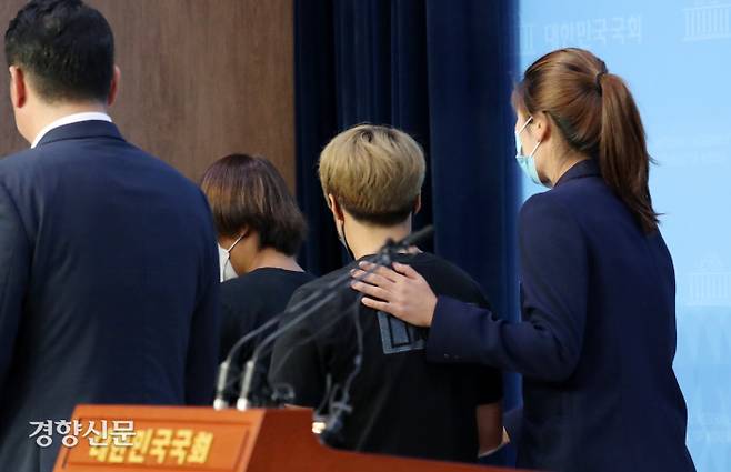 고 최숙현 선수와 경주시청 트라이애슬론(철인3종경기)팀에서 함께 선수 생활을 했던 동료 선수들이 6일 국회 소통관에서 기자회견을 열어 자기들도 폭행과 폭언에 시달렸다고 밝힌 뒤 회견장을 나가고 있다. /김영민 기자