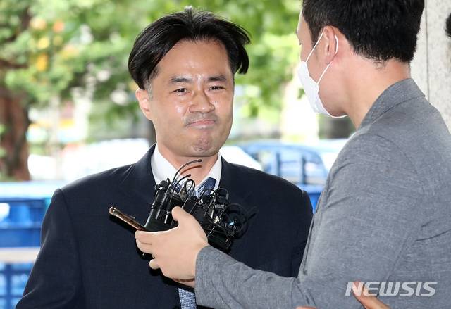 [서울=뉴시스] 이영환 기자 = 손석희 JTBC 대표이사 사장에게 취업청탁 및 금품요구 혐의로 재판을 받고 있는 프리랜서 기자 김웅씨가 8일 오전 서울 마포구 서울서부지방법원에서 열린 선고공판에 출석하고 있다. 2020.07.08.  20hwan@newsis.com